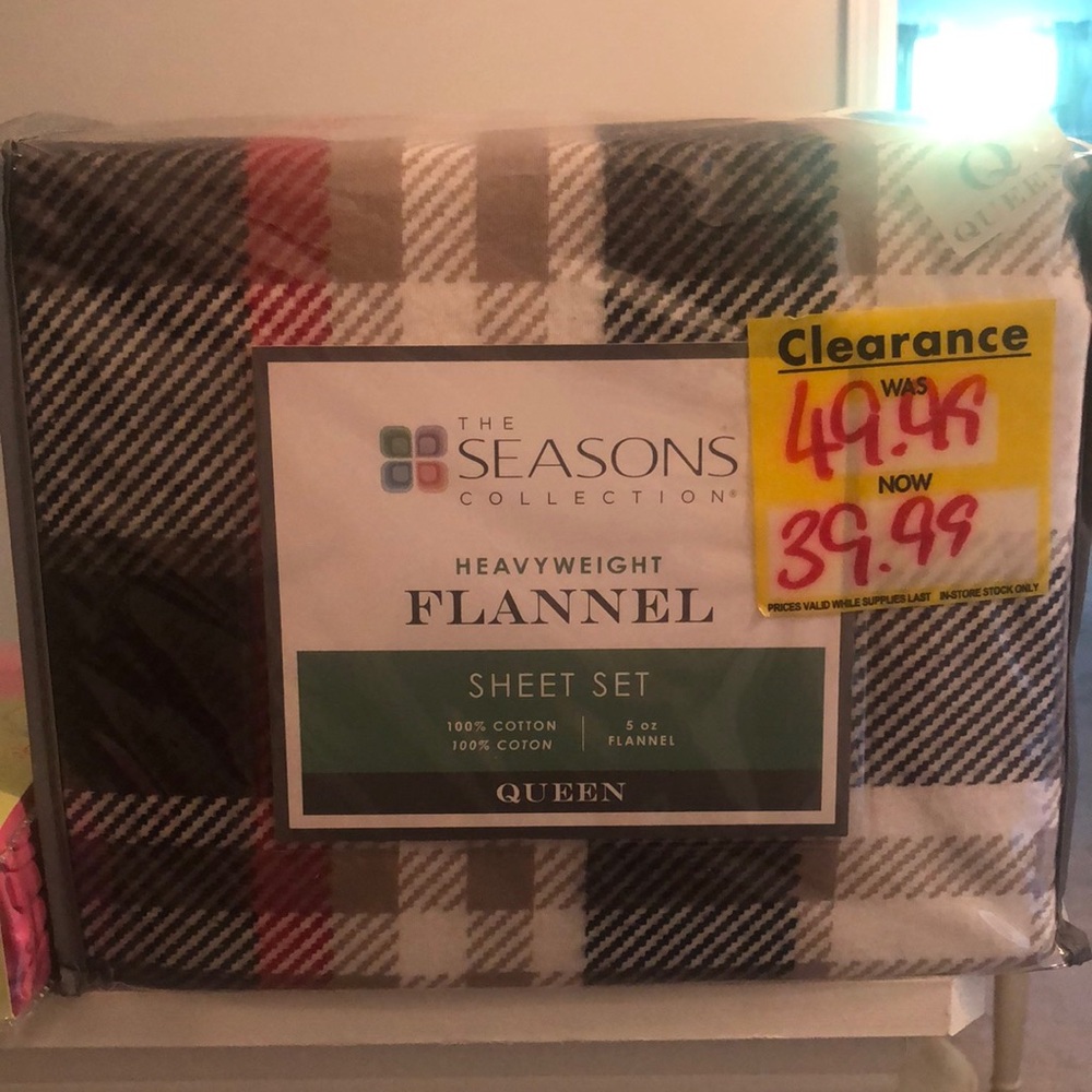 Seasons Collection Heavyweight flannel sheet set 100% cotton. Queen